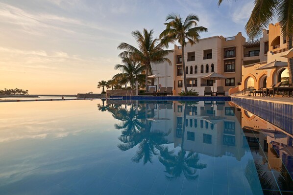 2 piscines extérieures, accès possible de 7 h à 19 h, parasols