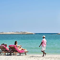 位於海灘上、躺椅、遮陽傘、海灘浴巾