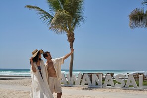 Am Strand, Liegestühle, Sonnenschirme, Strandtücher