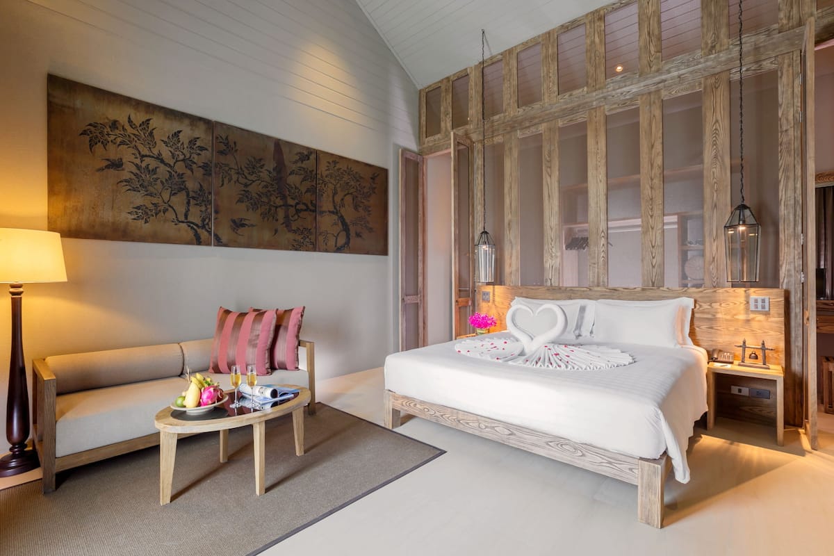 Grand View Pool Villas (Lake View) | Biancheria da letto di alta qualità, copriletto in piuma