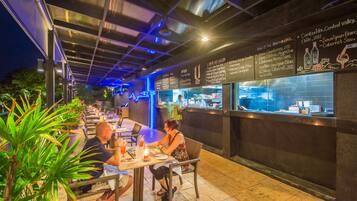 2 restaurantes, se sirven desayunos, comidas y cocina internacional