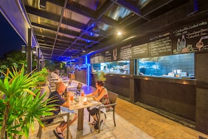 2 间餐厅，供应早餐、午餐和晚餐，国际美食