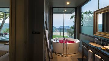 Villa, 2 chambres, piscine privée | Salle de bain | Sèche-cheveux, peignoirs, chaussons, serviettes fournies