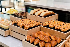 Daily full breakfast (VND 750000 per person)