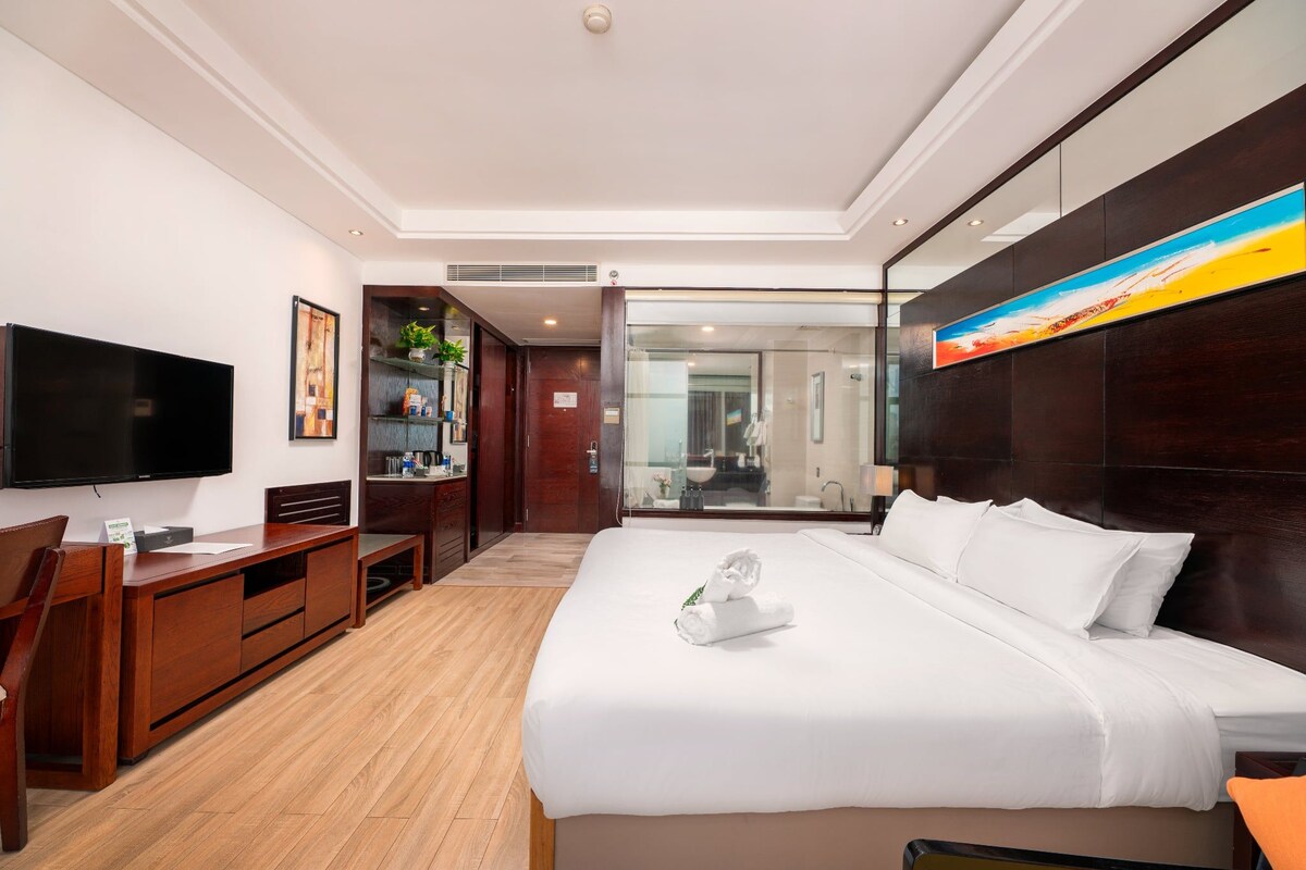 Deluxe Double City View | Premium bedding, minibar, in-room safe, desk