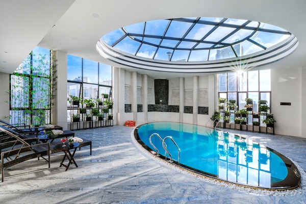 Una piscina techada, sillones reclinables de piscina