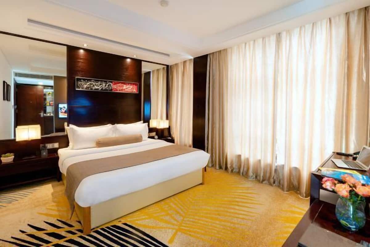 Premium bedding, minibar, in-room safe, desk