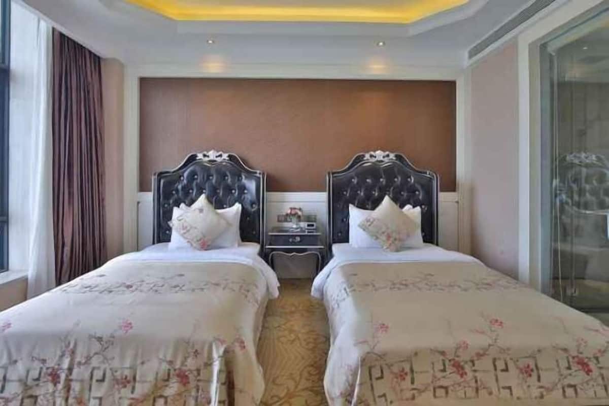 Premium bedding, minibar, in-room safe, desk