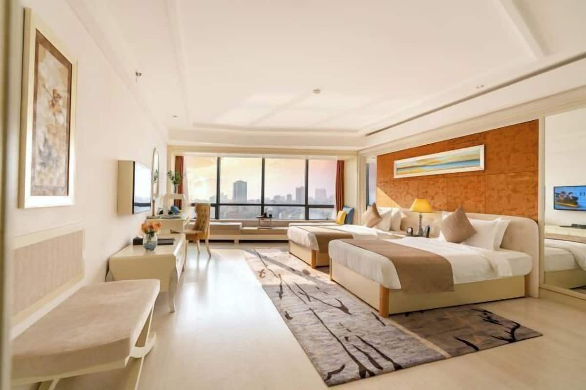Premium bedding, minibar, in-room safe, desk