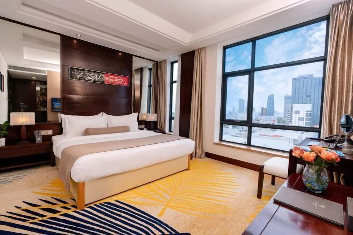 Premium bedding, minibar, in-room safe, desk