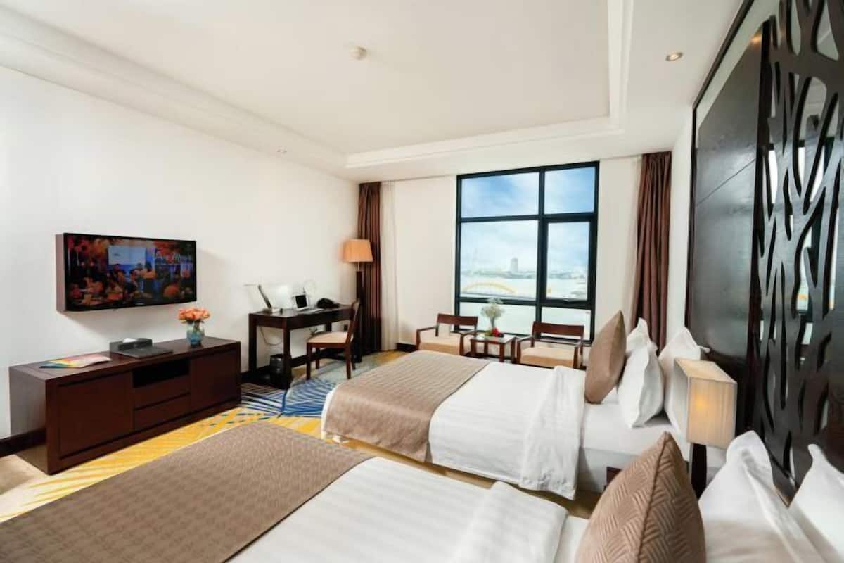 Premium bedding, minibar, in-room safe, desk