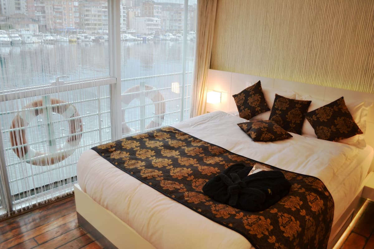 Standard Double or Twin Room | Minibar, in-room safe, cribs/infant beds, free WiFi