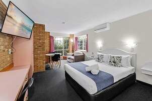 Deluxe Family Suite | Minibar, desk, iron/ironing board, free WiFi