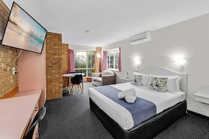 Minibar, bureau, fer et planche à repasser, lits bébé (en supplément)