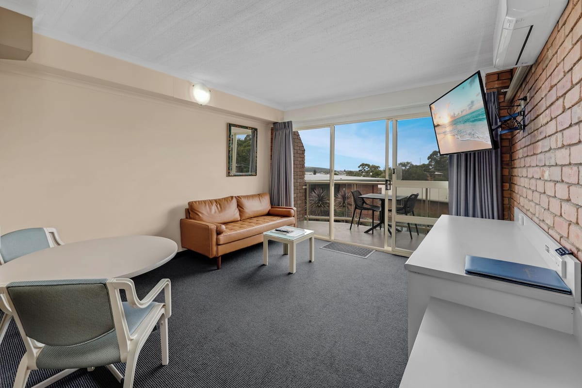 1 bedroom, minibar, desk, iron/ironing board