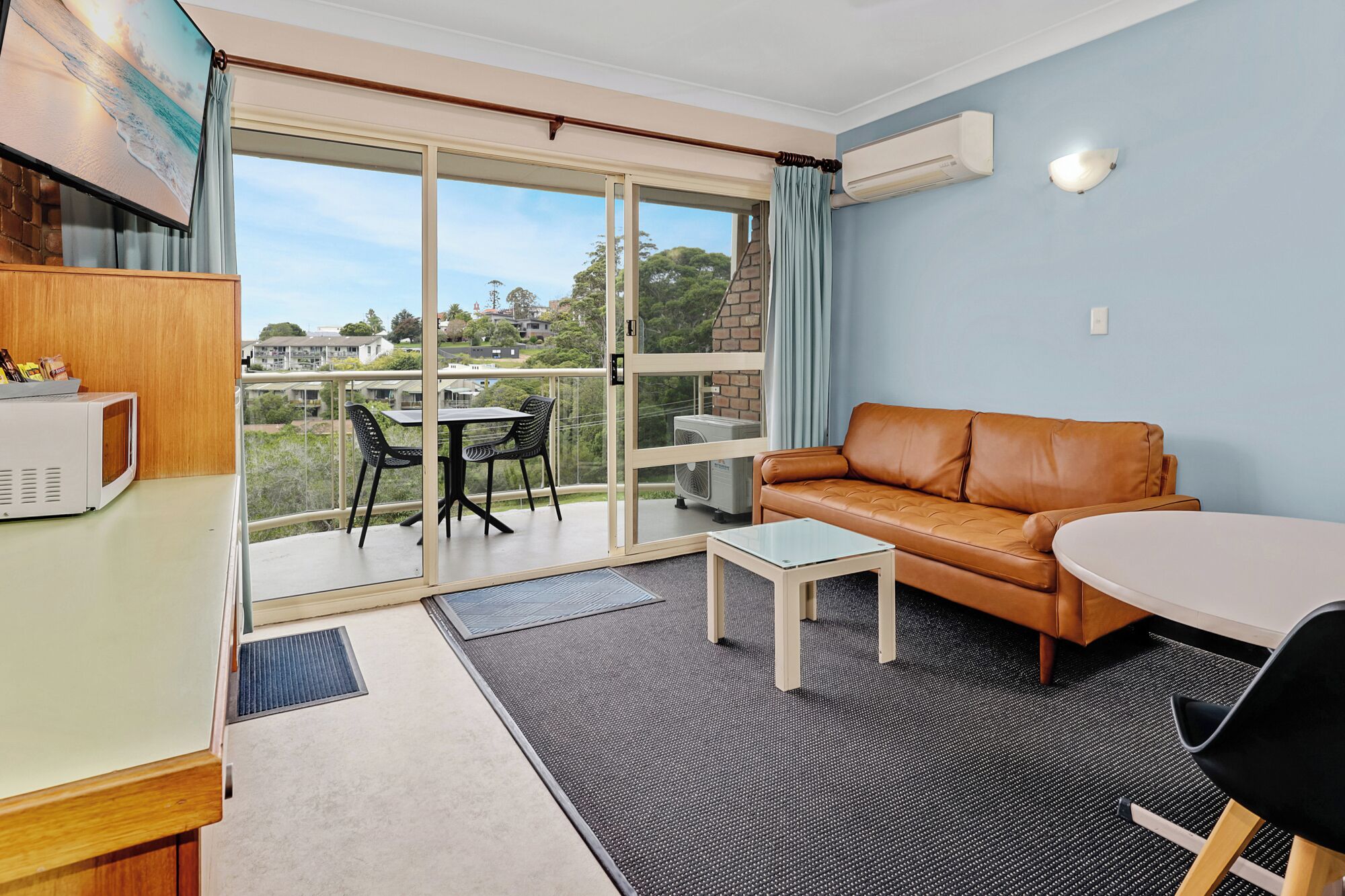 Habitación, balcón (Queen Private Suite Upstairs) | Minibar, escritorio, tabla de planchar con plancha y wifi gratis 