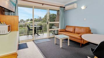 Habitación, balcón (Queen Private Suite Upstairs) | Minibar, escritorio, tabla de planchar con plancha y wifi gratis