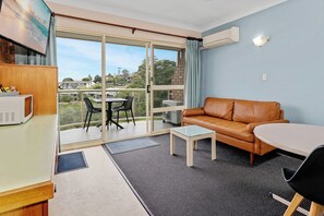 Queen Private Balcony Suite (Upstairs) | Minibar, desk, iron/ironing board, free WiFi - Sapphire Waters Motor Inn (Merimbula)
