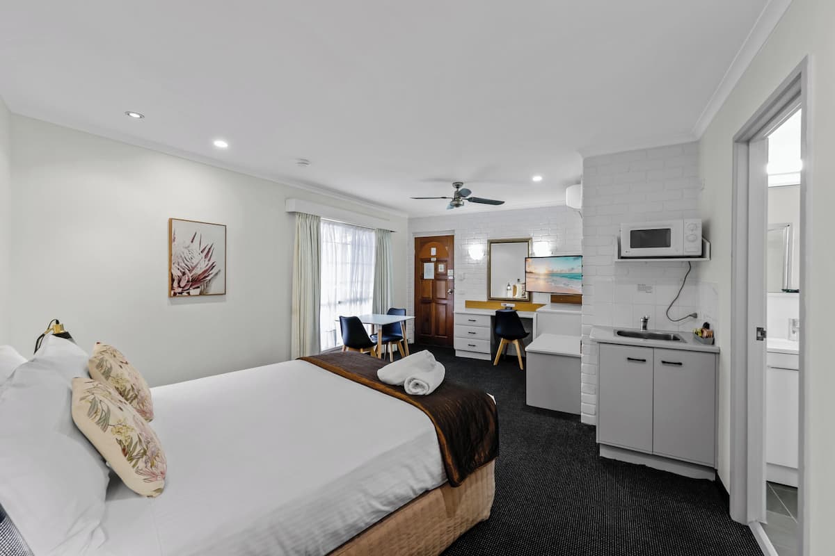 Deluxe Queen Spa Suite