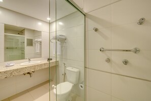 Douche, articles de toilette gratuits, sèche-cheveux