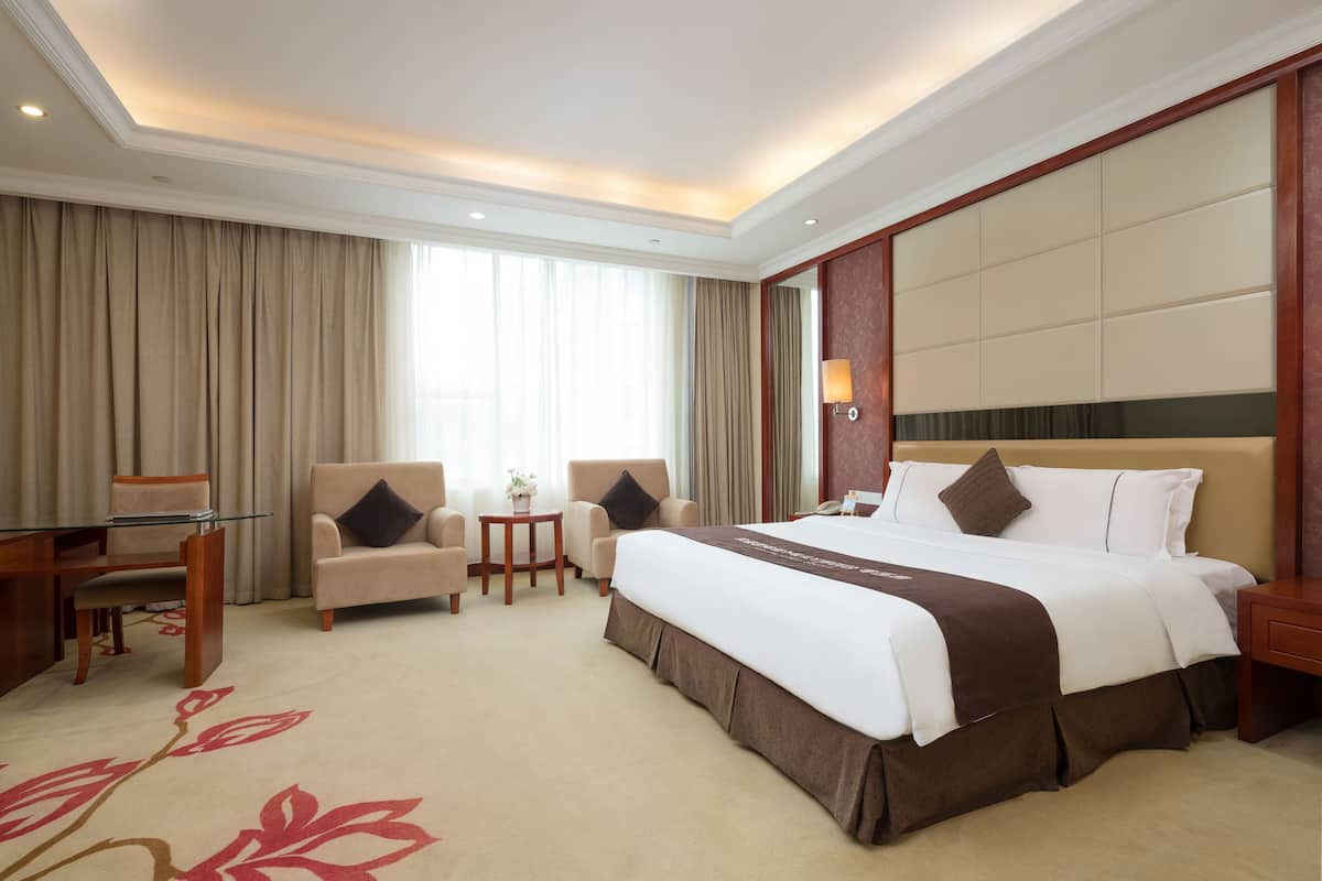 Executive Suite, 1 King Bed | Minibar, in-room safe, desk, blackout curtains