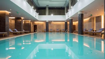 Piscine couverte, piscine extérieure, chaises longues