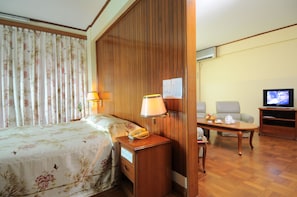 Suite Junior | Minibar, coffre-fort, décor unique, ameublement unique