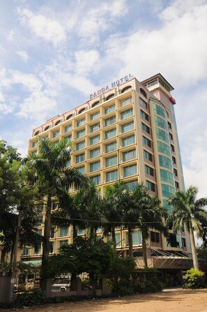 Un hotel de varios pisos con un letrero llamativo que dice "Pandah Hotel".