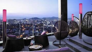 Breakfast, lunch and dinner served