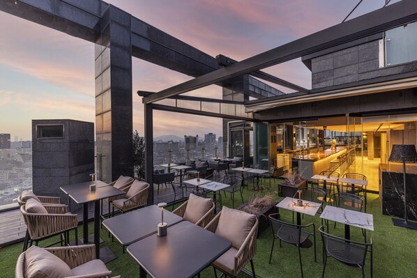 Rooftop bar, al fresco dining, open daily