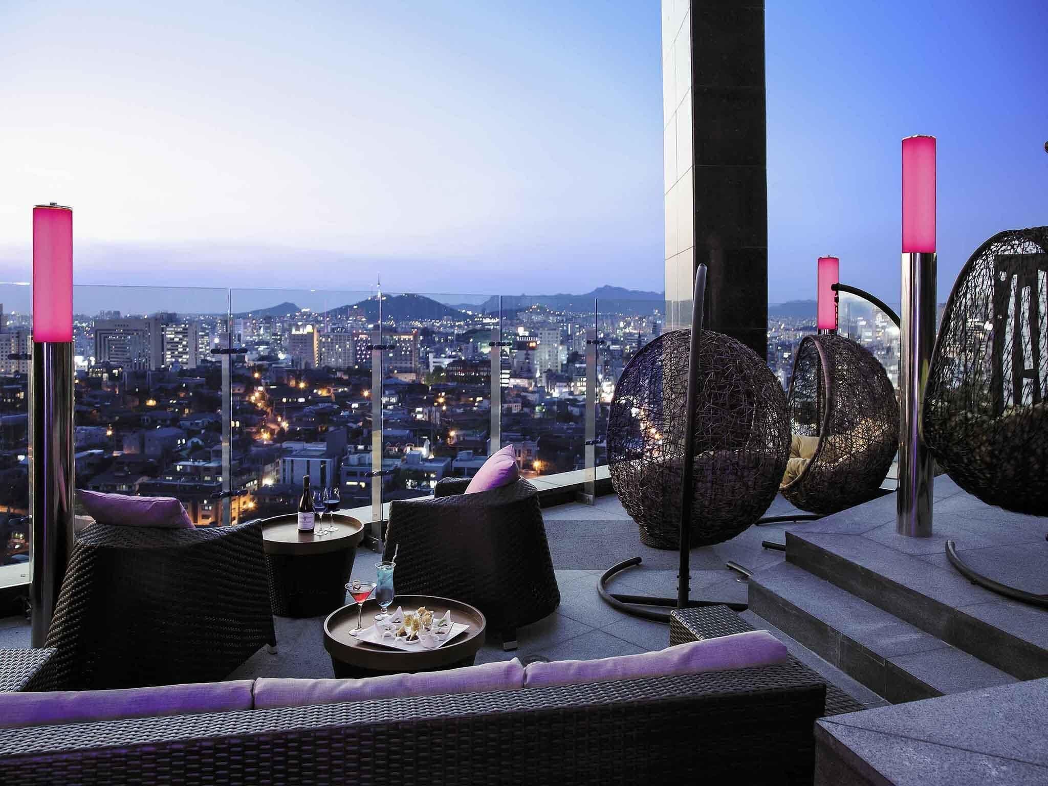 Rooftop bar, al fresco dining, open daily