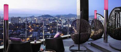 Rooftop bar, al fresco dining, open daily