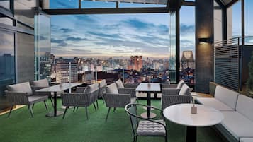 Rooftop bar, al fresco dining, open daily