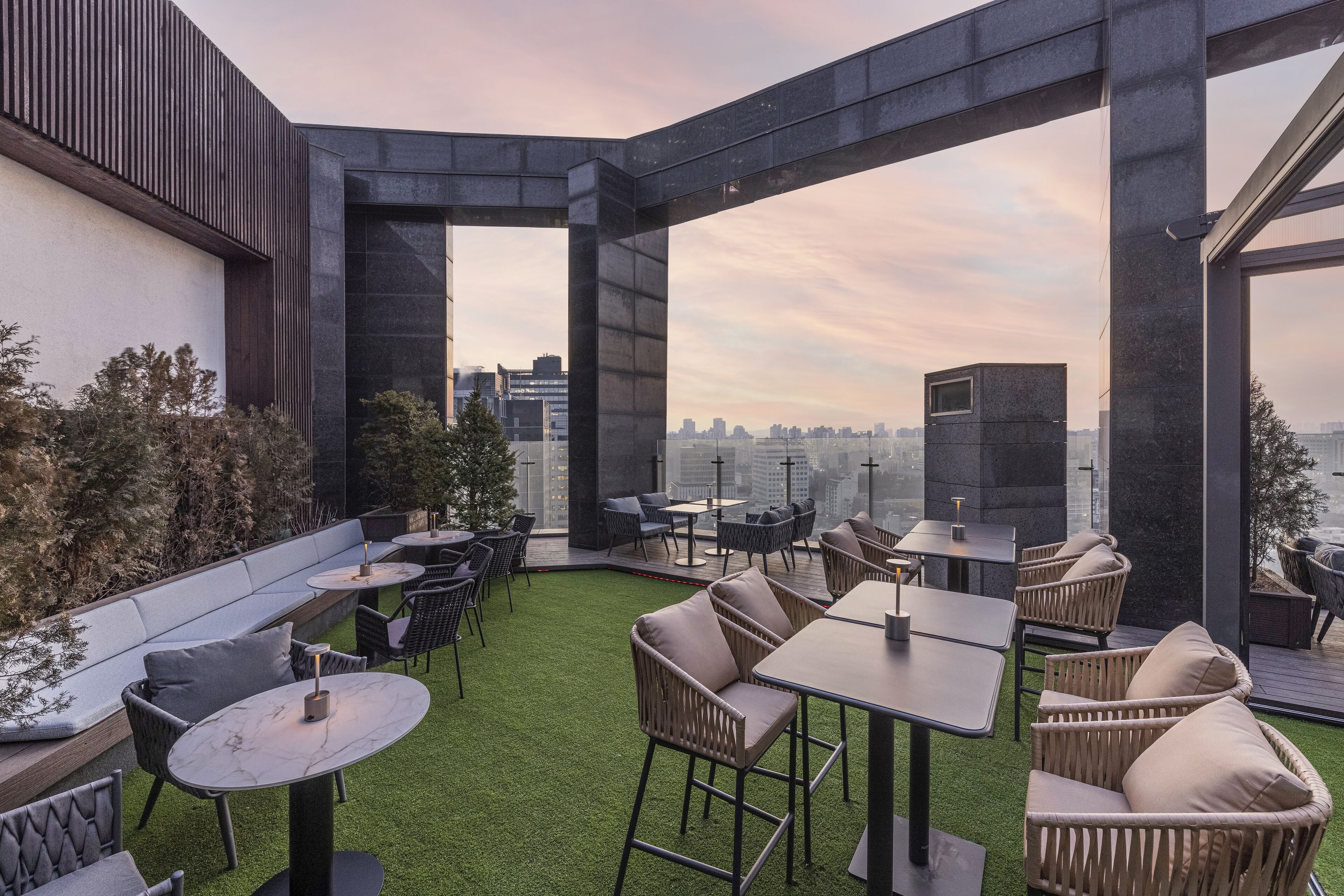 rooftop bar, al fresco dining, open daily