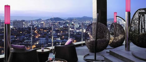 Rooftop bar, al fresco dining, open daily