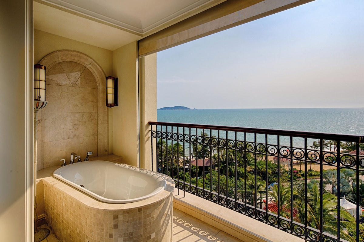 Crowne Plaza Sea View Room | 1 bedroom, down comforters, minibar, in-room safe