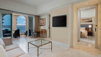 Amplia sala de estar con una mesa de centro de vidrio, un sofá y un balcón con vistas.