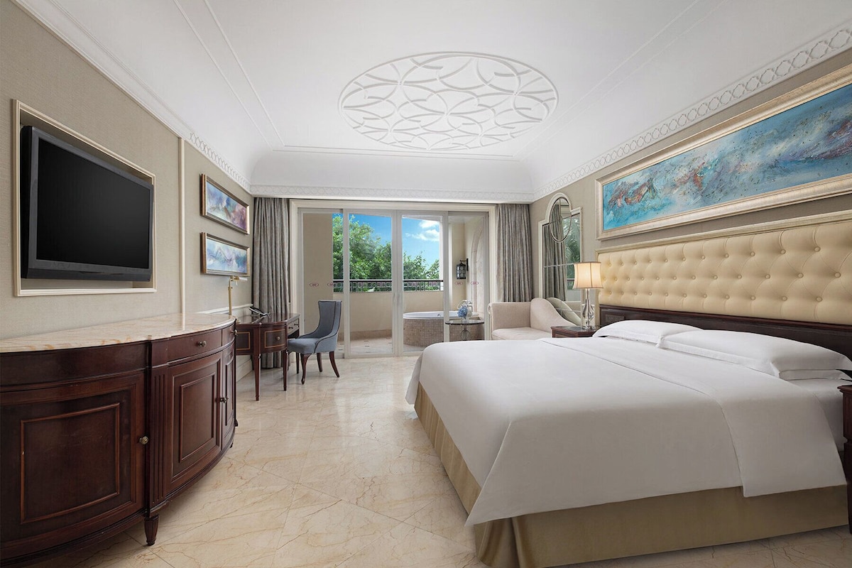 1 bedroom, down comforters, minibar, in-room safe