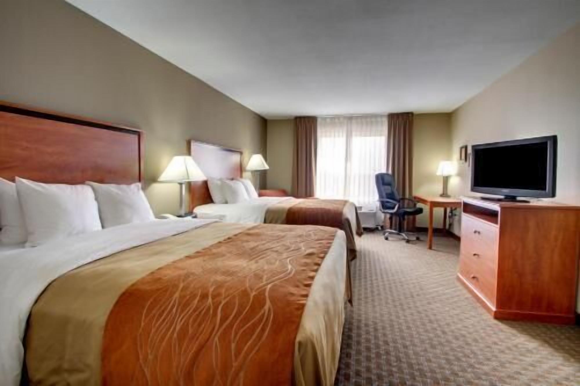 Premium bedding, in-room safe, desk, laptop workspace