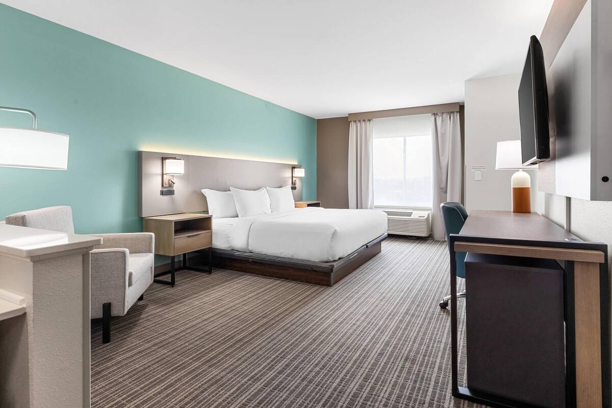Premium bedding, in-room safe, desk, laptop workspace