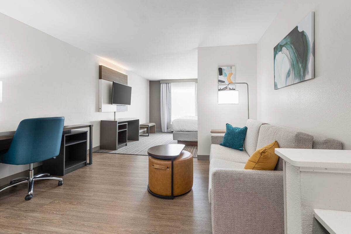 Suite, 1 King Bed, Non Smoking | Premium bedding, in-room safe, desk, laptop workspace