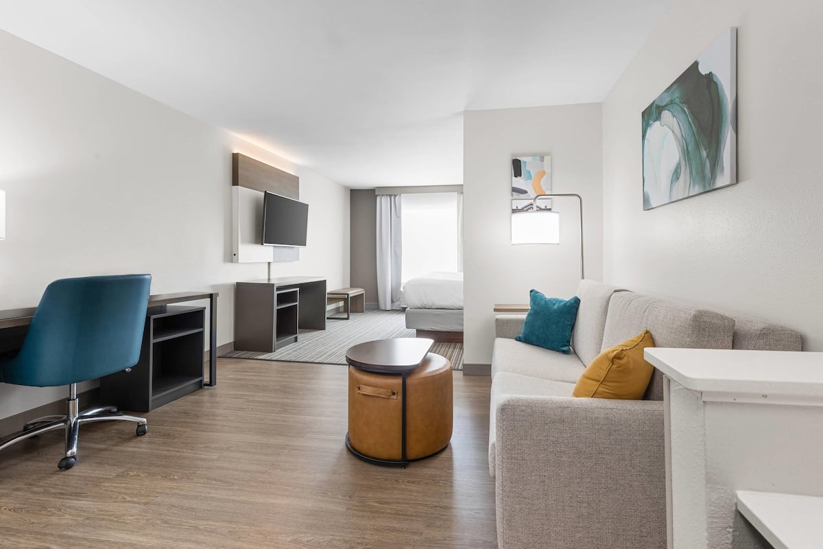 Suite, 1 King Bed, Non Smoking | Premium bedding, in-room safe, desk, laptop workspace