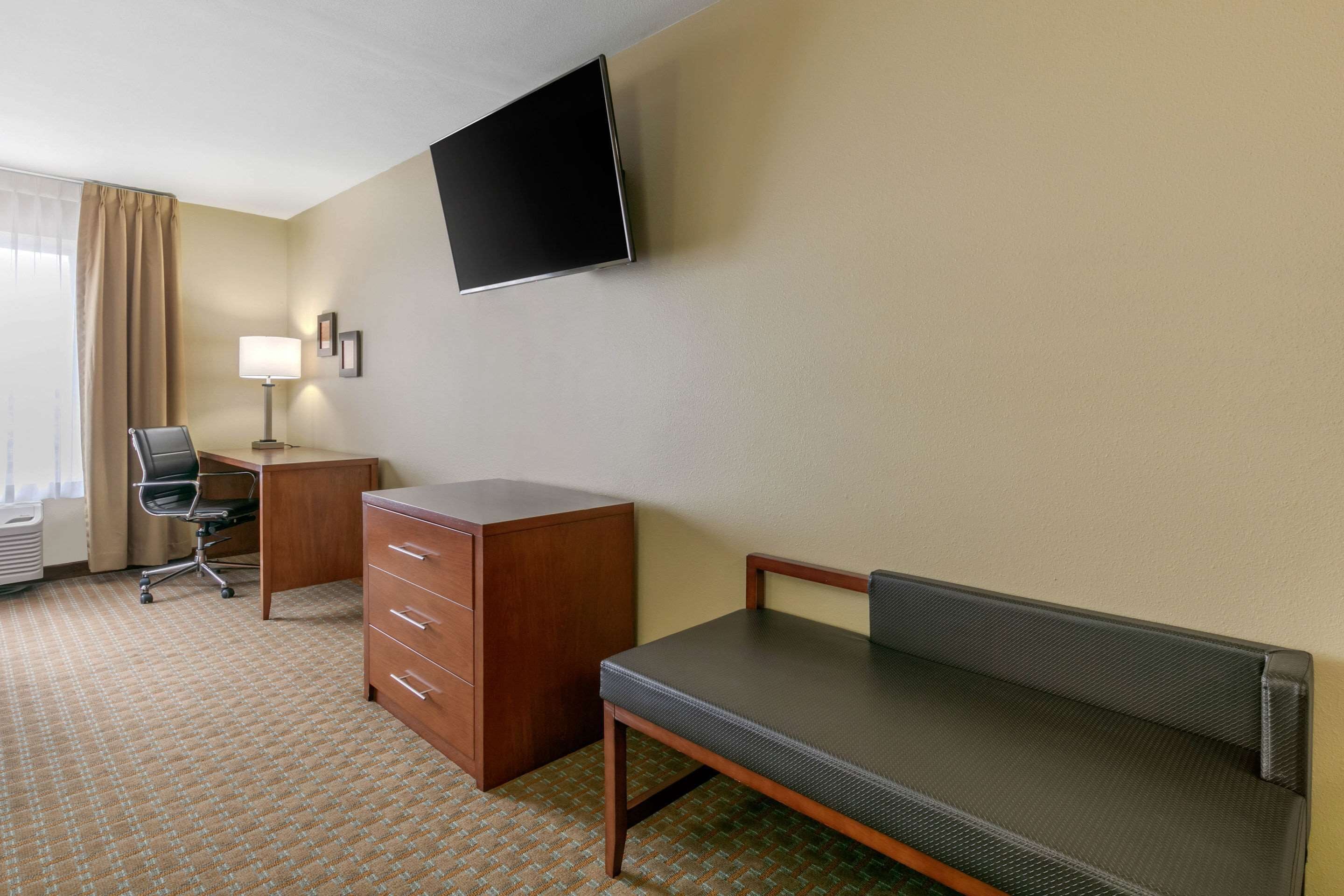 premium bedding, in-room safe, desk, laptop workspace