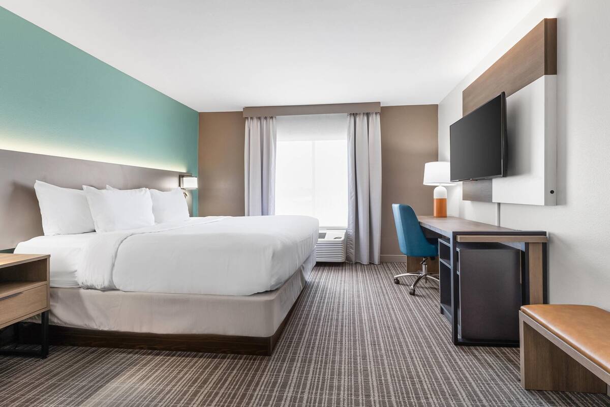 Standard Room, 1 King Bed, Non Smoking | Premium bedding, in-room safe, desk, laptop workspace
