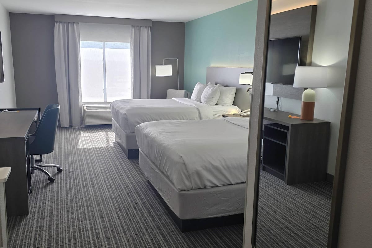 Premium bedding, in-room safe, desk, laptop workspace