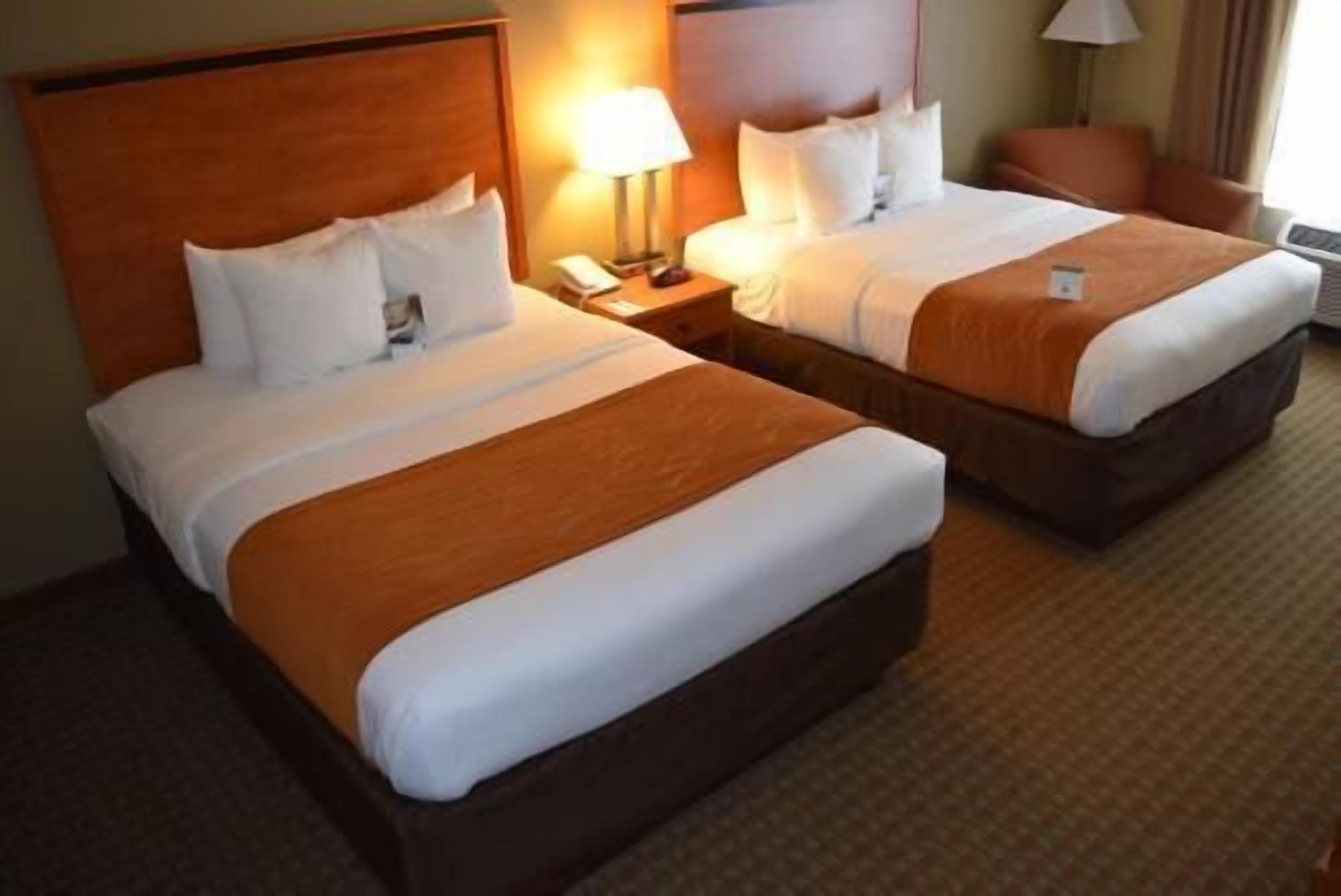 Premium bedding, in-room safe, desk, laptop workspace