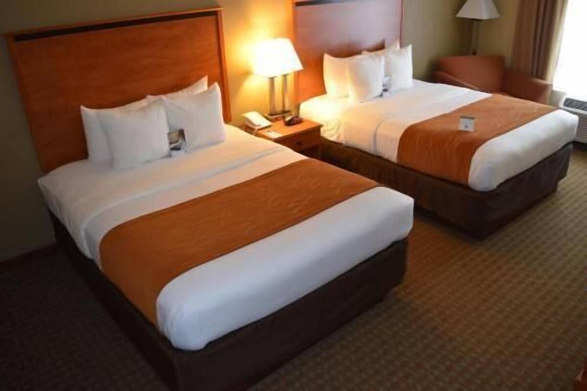 Premium bedding, in-room safe, desk, laptop workspace
