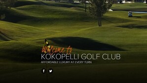 Campo de golf con una banderín, árboles y un obstáculo acuático.