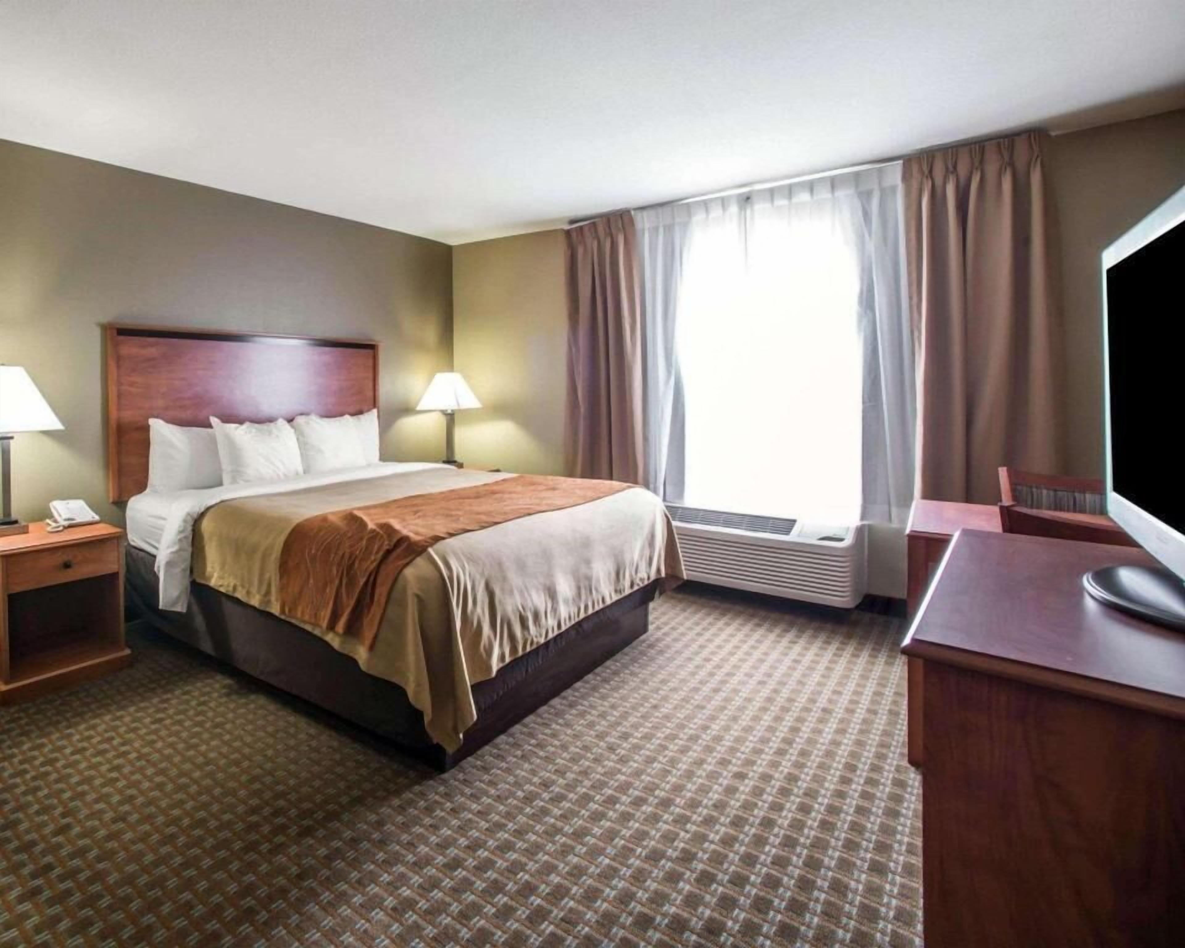 Premium bedding, in-room safe, desk, laptop workspace