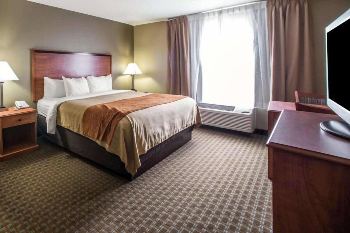 Premium bedding, in-room safe, desk, laptop workspace